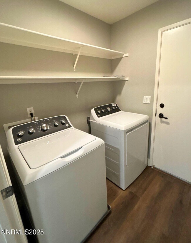 Building Photo - 8657 Silver Shores Dr