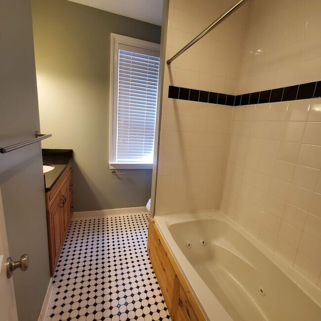 Building Photo - 143 S. Linwood Ave/4 Bed, 4.5 Bath TH in P...