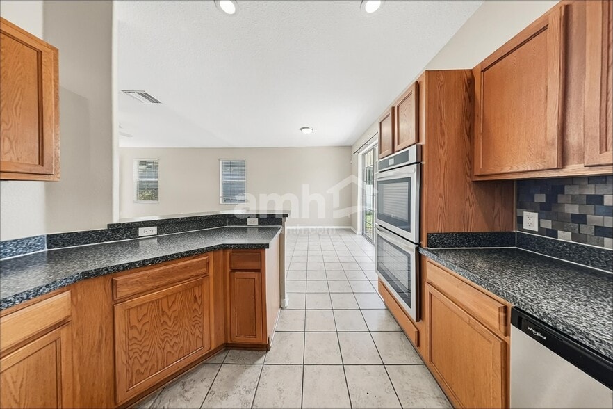 Building Photo - 11112 Silver Fern Way