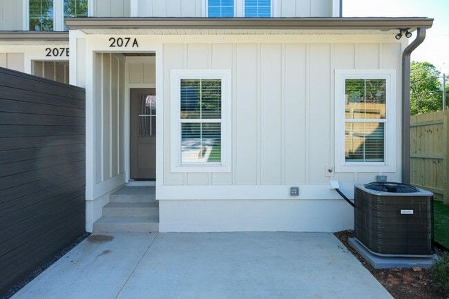 Building Photo - 207 S Calhoun St