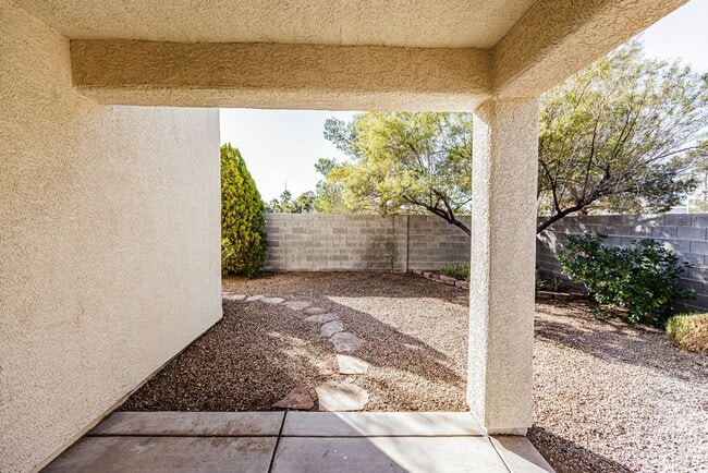 Building Photo - 1 Story home with 3 Bedrooms