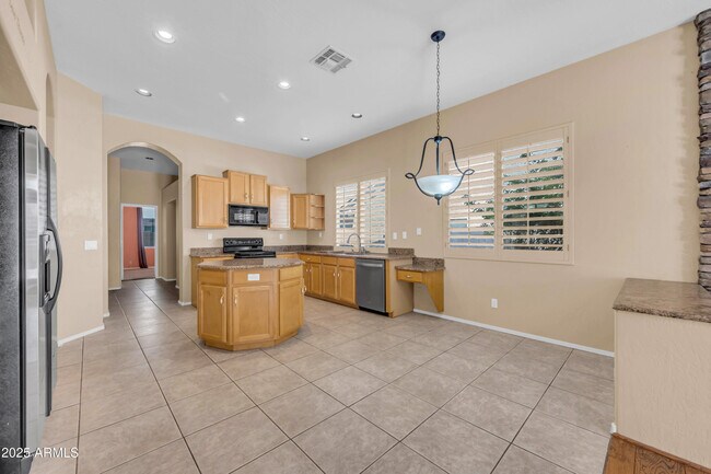 Building Photo - 875 W Aloe Pl