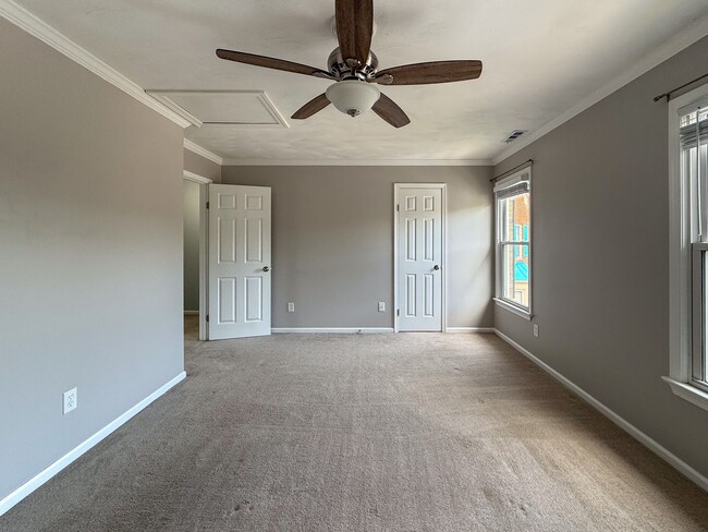 Building Photo - Double En-Suite Townhome