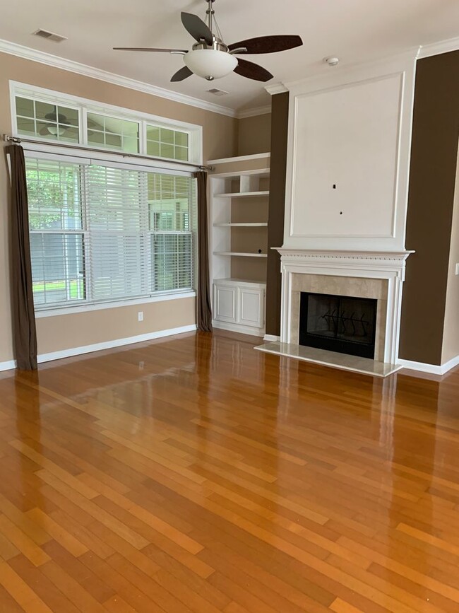 Building Photo - 4 bed 2 bath