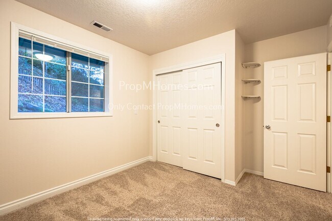 Building Photo - Three Bedroom Plus Bonus In West Linn - Sunset!