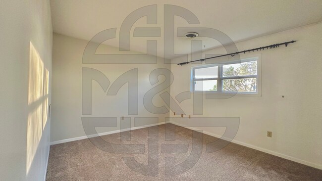 Building Photo - Edwards St Triplex