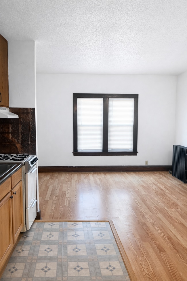 Interior Photo - 718-4TH