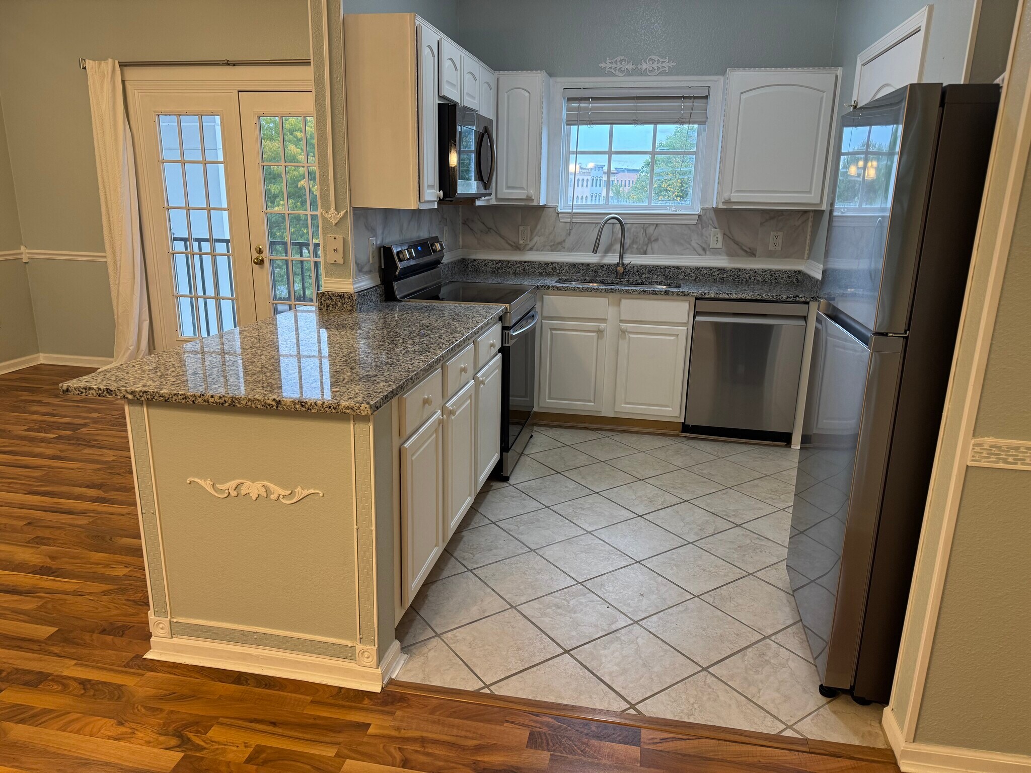 Kitchen - 12860 University Cres
