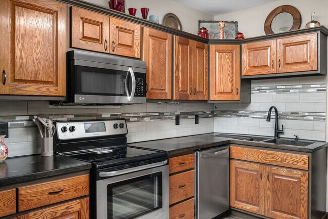 Building Photo - 6220 Wahpihani Dr