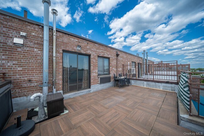 Building Photo - 175-24-17589 89th Ave