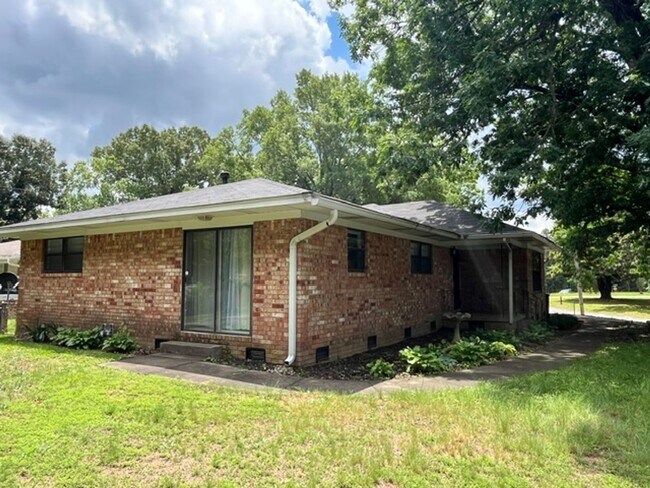 Building Photo - Very Nice 3 Bedroom 2 Bathroom House near the University of Arkansas Little Rock