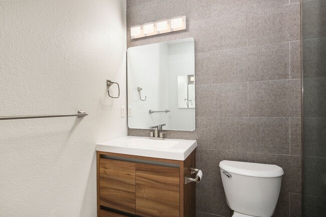 Building Photo - Beautiful 3 bed / 2 bath duplex in Uptown Neighborhood!