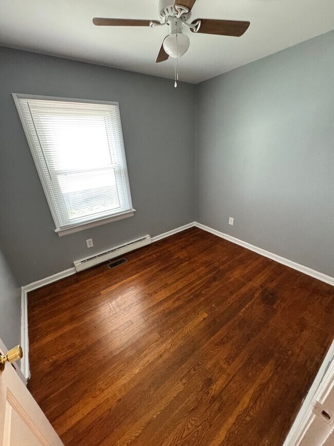 Building Photo - 3 bedroom house on quiet dead end! All ele...