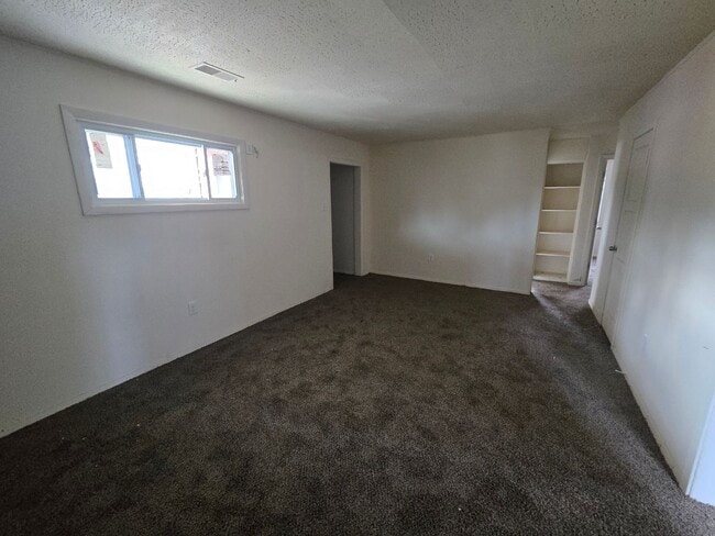 Building Photo - 3 bed 1 bath house