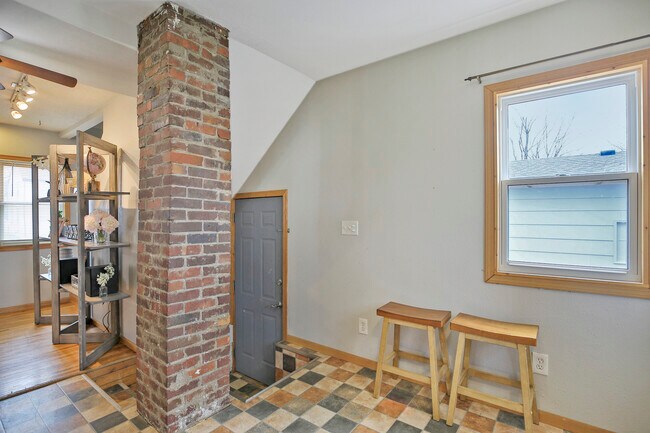 Building Photo - 603 12th Ave NW