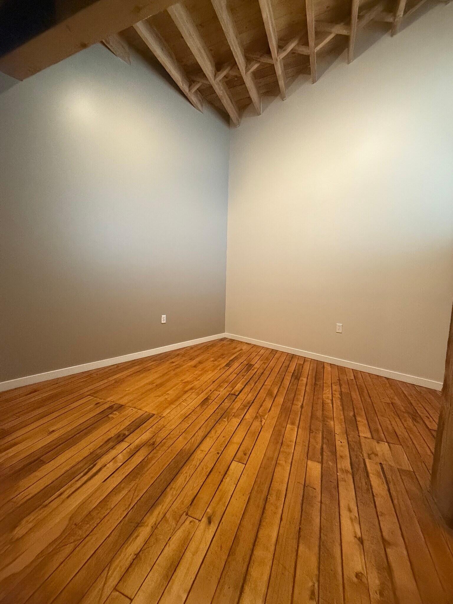 Building Photo - 146 S River Ave