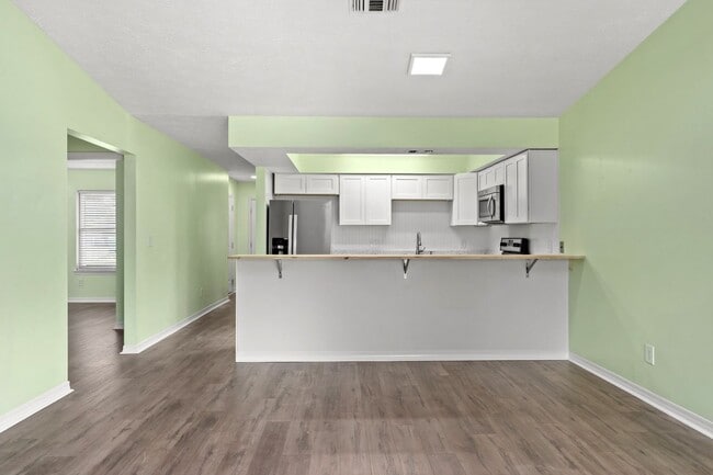 Building Photo - Charming 3Bed/2Ba Duplex Unit Convenient t...
