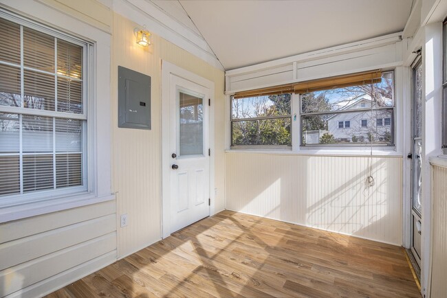 Building Photo - Adorable East Asheville House