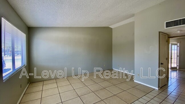 Building Photo - 1501 N Riverview Blvd
