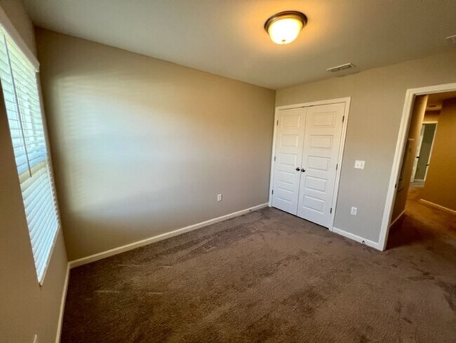 Building Photo - 3 Bed 2.5 Bath Townhome, Minutes from I-24 & The Avenue!