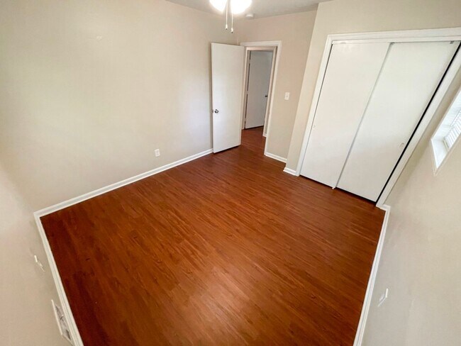 Building Photo - Renovated 3BR Ranch w/Basement