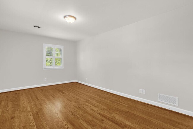 Building Photo - Classic Country Club Elegance