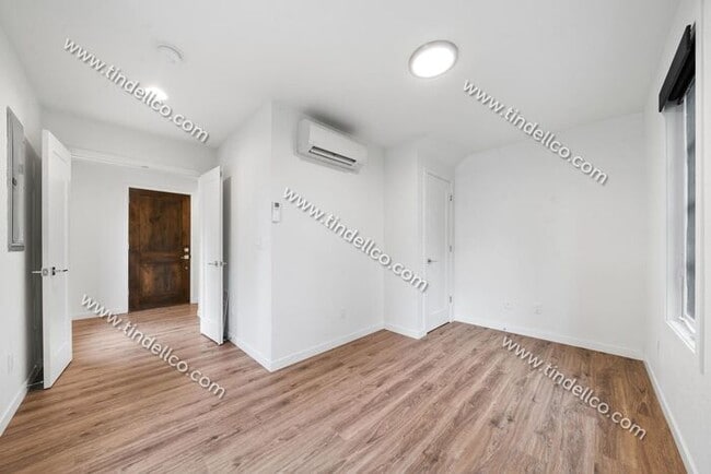 Building Photo - Modern Three-Story Townhouse in Hosford-Ab...