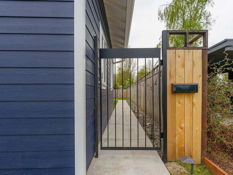 Private Entrance - 3534 N Alaska Pl