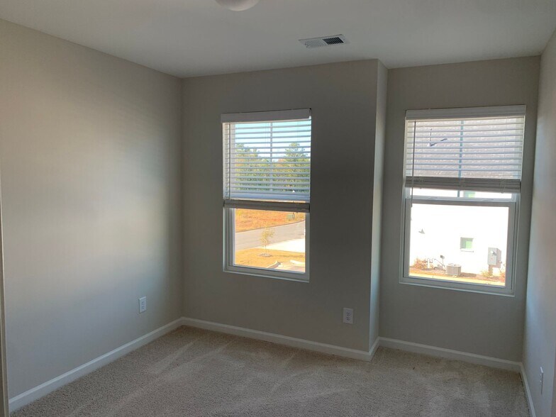 Building Photo - SUBLEASE AVAILABLE JANUARY 2026-JUNE 2026 WITH OPTION TO RENEW