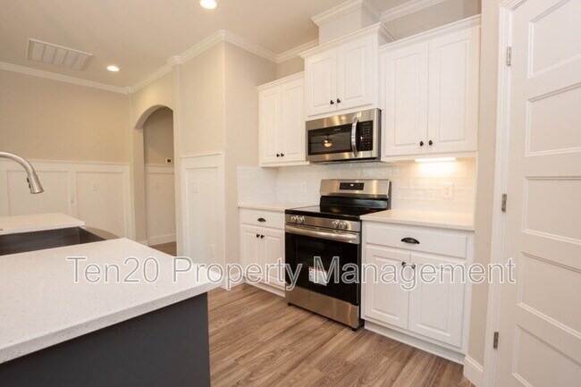 Building Photo - 9827 Yellow Pine Rd