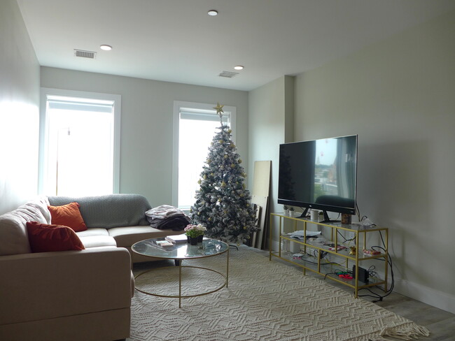 Building Photo - 240 Old Colony Ave