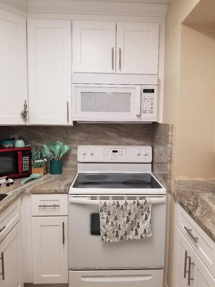 Building Photo - 5861 NW 16th Pl