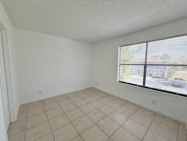 Building Photo - 799 Hill Dr