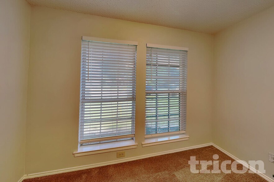 Building Photo - 2851 Linden Ln