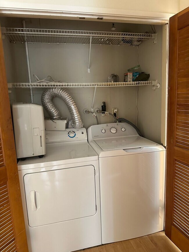 Building Photo - MISSION HILLS-SPACIOUS 2BR /2BA WITH MODER...