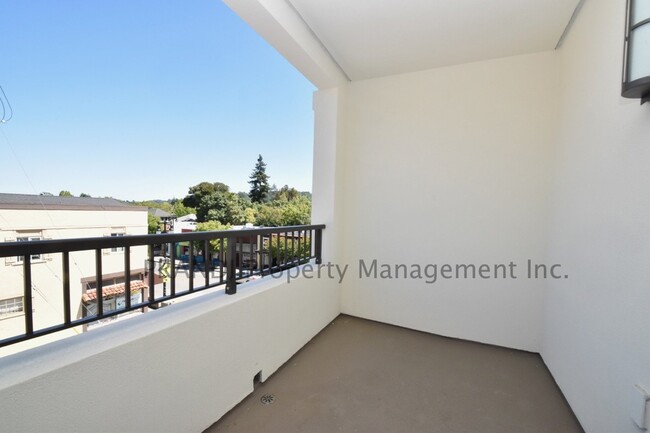 Building Photo - Spectacular 2 Bedroom townhouse apartment.