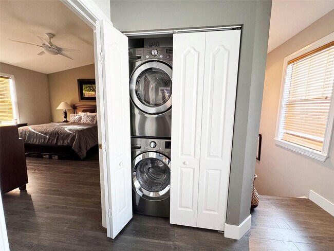 Building Photo - 303 St