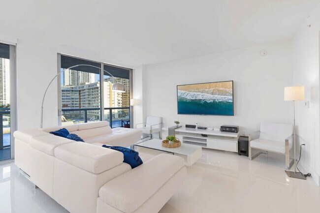 Building Photo - 2602 E Hallandale Beach Blvd