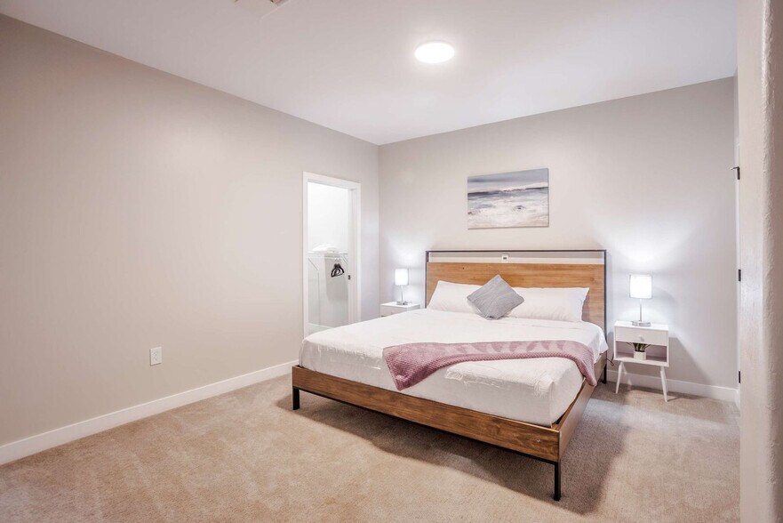 Building Photo - 205 W 4th St