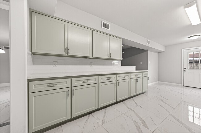 Building Photo - 7739 Antoine Dr