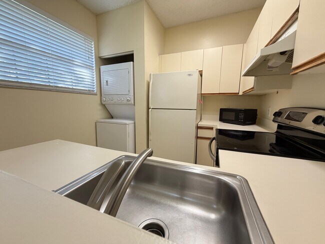 Building Photo - 660 Cypress Club Way