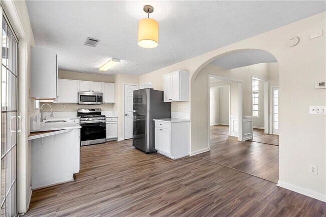 Building Photo - 3300 Northcliff Dr