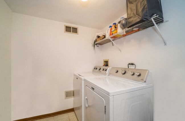 Building Photo - 1045 Talbots Ln