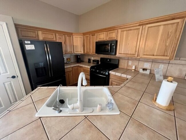 Building Photo - 3 BR LUXE Home-Walk to Colorado River, Golf & near Rotary Park.