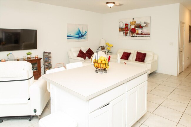 Building Photo - 1147 SW 7th Ave