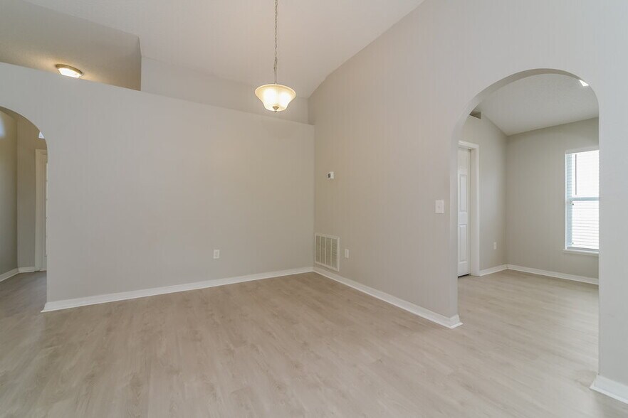 Building Photo - 3235 Hunters Chase Loop