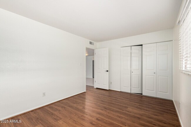 Building Photo - 3820 S Elm St