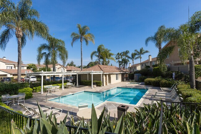 Building Photo - Beautiful 3 bed / 2.5 bath / 1,150 sqft Town Home in walking distance to Vista Village