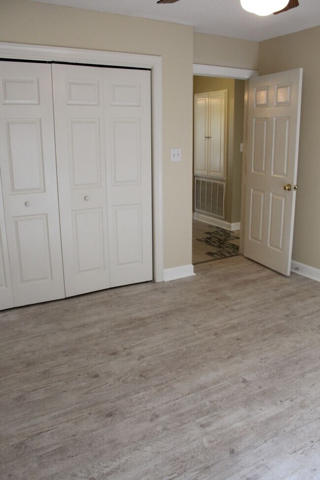 Building Photo - 420 Hunters Creek Dr