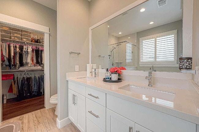 Building Photo - Modern home with 3 bedrooms, 3.5 bathrooms...